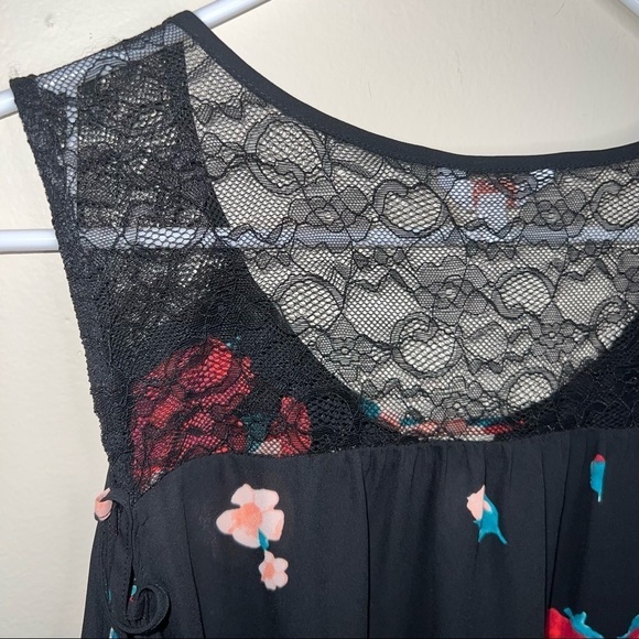 Candies Floral Lace Back Cold Shoulder Shirt Size Large - Picture 2 of 8